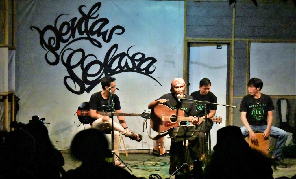 Yoi Akustik Dalam Pementasan Repertoar Di Warjack Taman Budaya NTB 1 | Repertoar Pūkheā di Bingkai Balada, Sebuah Catatan Tentang Gunung Dalam Perjalanan Bersepeda Lombok – Jakarta