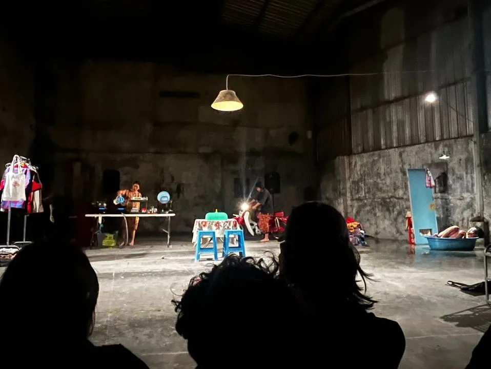 Pemeran ayah dan ibu dengan kostum daster dan sarung