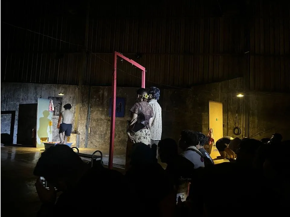 Teater Samana. Adegan pemeran orang tua masuk ke dalam set rumah
