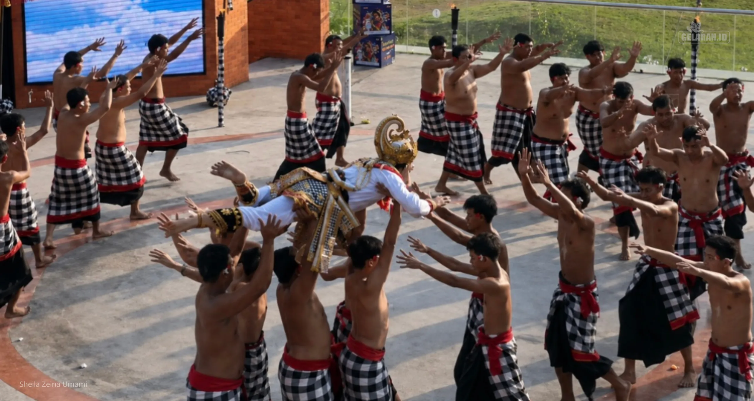 Hanuman diangkat oleh kelompok penari untuk menggambarkan perjalanan melintasi lautan menuju Alengka.