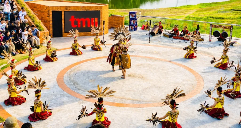 Kepala suku bersama seorang anak membawa bunga dalam prosesi ritual Pesta Gawai Dayak di TMII.