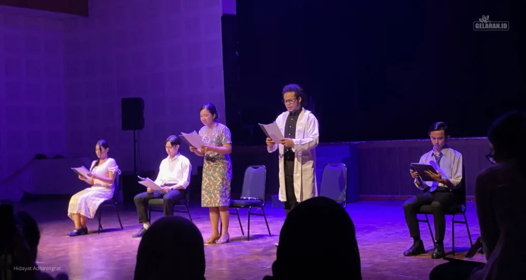 Mahasiswa Institut Kesenian Jakarta membawakan pembacaan dramatik naskah dr. Samsi karya Andjar Asmara.