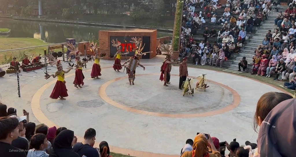 Penari berhijab di Gawai Dayak TMII