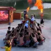 Formasi lingkaran khas Tari Kecak mengelilingi tokoh Ramayana di Amfiteater Panggung Budaya TMII.