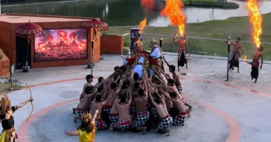 Formasi lingkaran khas Tari Kecak mengelilingi tokoh Ramayana di Amfiteater Panggung Budaya TMII.