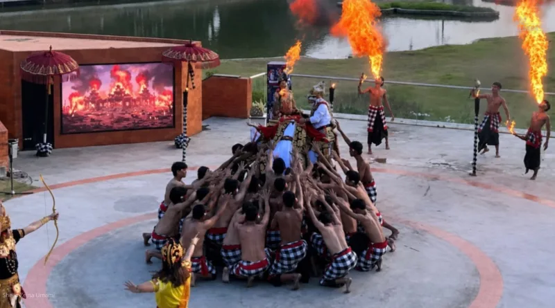 Tari Kecak di Amfiteater Panggung Budaya TMII : Ketika Tradisi, Humor, dan Atraksi Menyatu dalam Satu Panggung Formasi lingkaran khas Tari Kecak mengelilingi tokoh Ramayana di Amfiteater Panggung Budaya TMII.