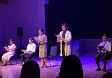 Seabad Dardanella dan Hal-hal yang Tersisa Setelahnya Mahasiswa Institut Kesenian Jakarta membawakan pembacaan dramatik naskah dr. Samsi karya Andjar Asmara.