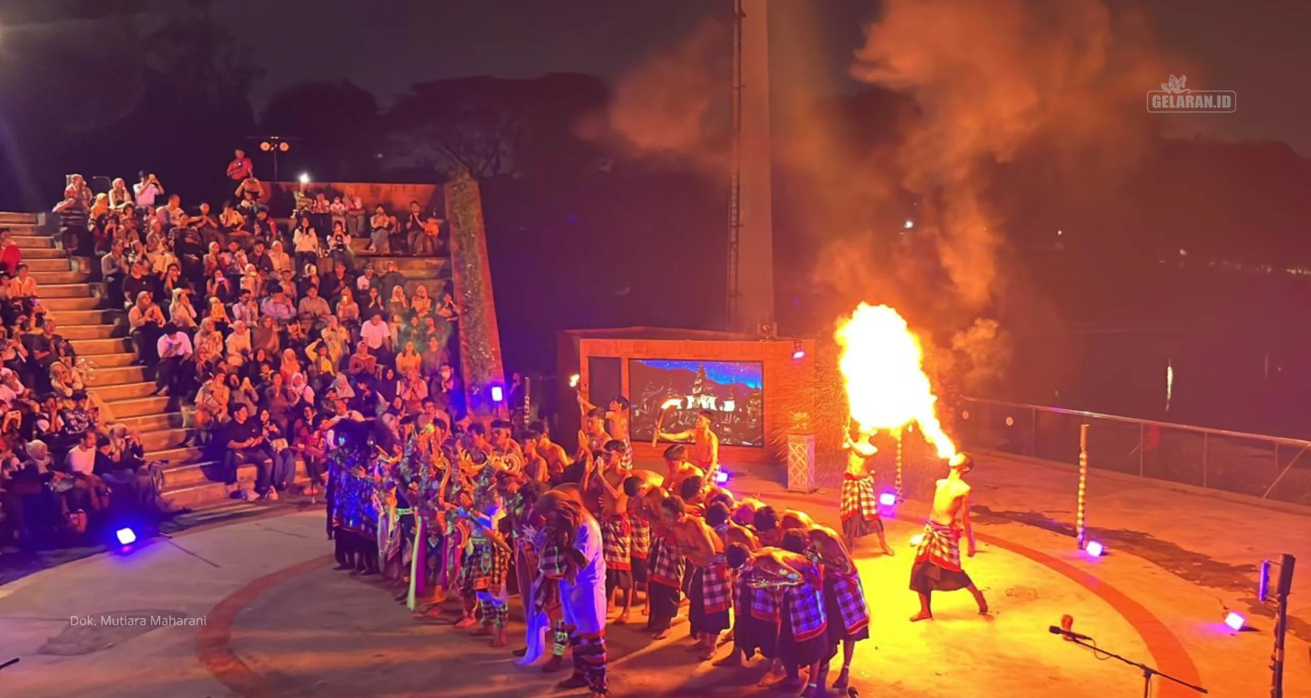 Adegan pentas Tari Kecak Glow in the Dark menampilkan tokoh Ramayana seperti Hanoman dan Rahwana dengan detail gerak dinamis, ekspresi wajah kuat, serta efek body painting neon dan pencahayaan panggung yang dramatis di TMII.
