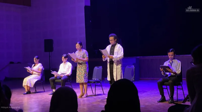 Mahasiswa Institut Kesenian Jakarta membawakan pembacaan dramatik naskah dr. Samsi karya Andjar Asmara.