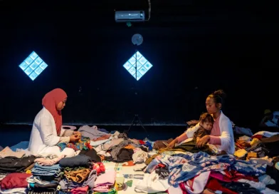 Pakaian yang Tak Selesai Dilipat : Catatan Atas “Tubuh Domestik – Mengurai Residu” Amalia Rizqi Amalia Rizqi dan Ericha Nurcholifatin melipat pakaian di tengah tumpukan baju dalam pertunjukan Tubuh Domestik: Mengurai Residu di Sakatoya Collective Space.