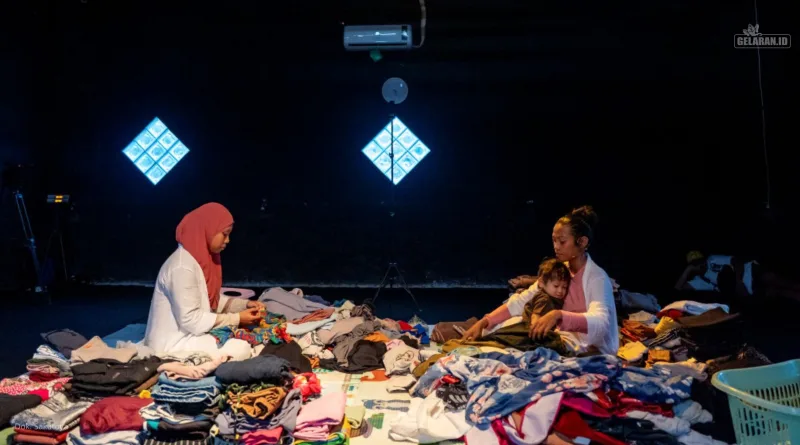 Pakaian yang Tak Selesai Dilipat : Catatan Atas “Tubuh Domestik – Mengurai Residu” Amalia Rizqi Amalia Rizqi dan Ericha Nurcholifatin melipat pakaian di tengah tumpukan baju dalam pertunjukan Tubuh Domestik: Mengurai Residu di Sakatoya Collective Space.