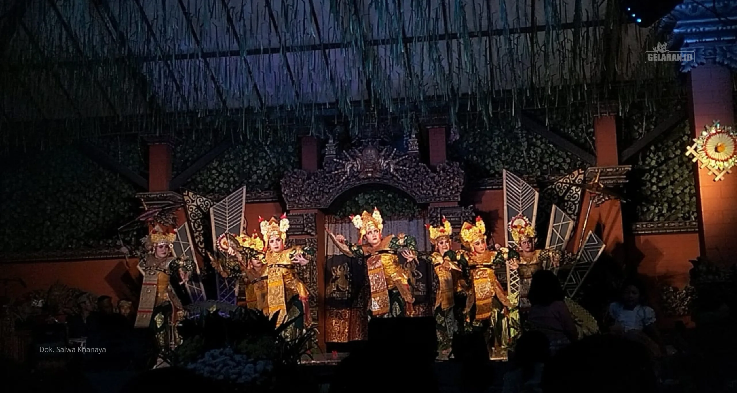 Suasana sakral dan khidmat di Pura Mustika Dharma, Cijantung, saat berlangsungnya Malam Kesenian Pujawali ke-96.