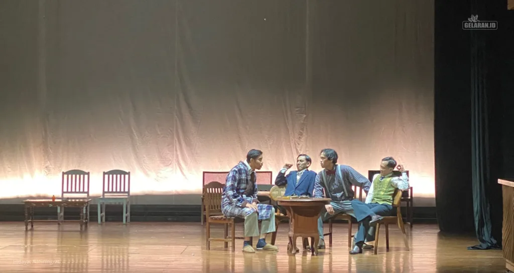 Para pemain mementaskan Mait Idoep dengan tata panggung sederhana di Teater Kecil Taman Ismail Marzuki.