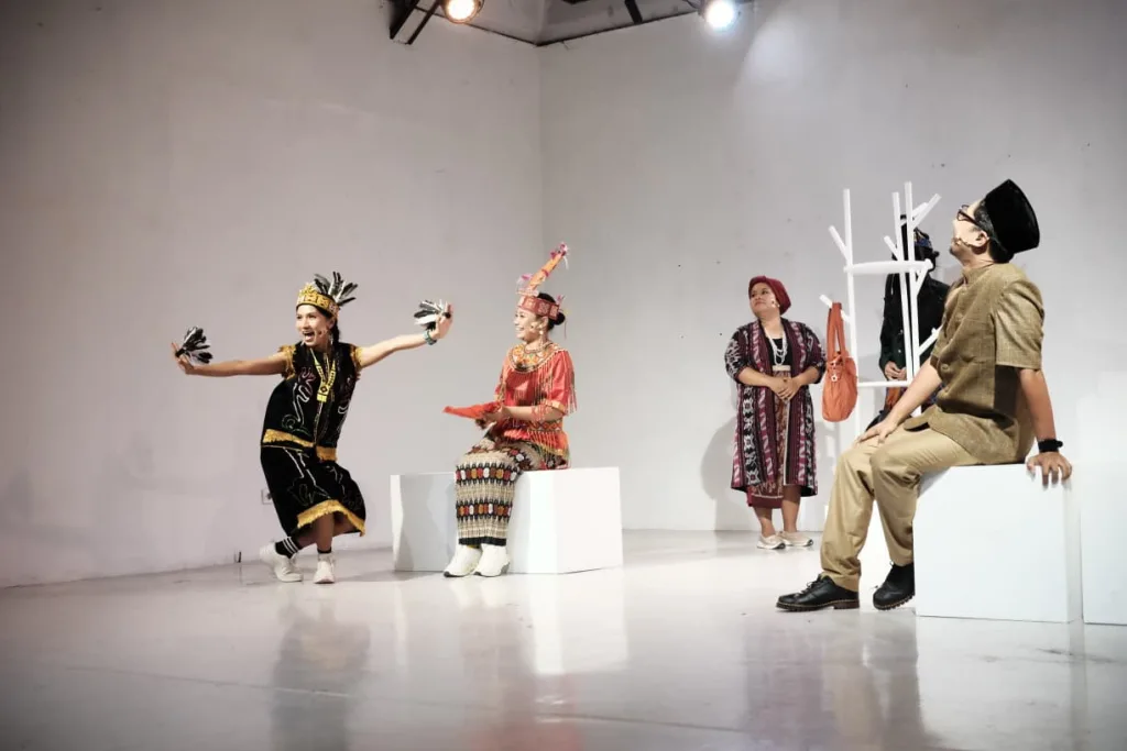 Teater Doku : Bajuku Bajumu - Bhinneka in Fashion karya Very Handayani