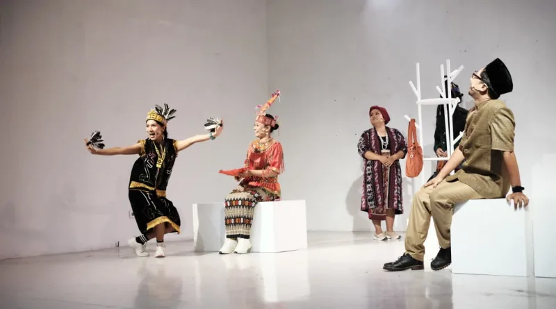 Teater Doku : Bajuku Bajumu - Bhinneka in Fashion karya Very Handayani