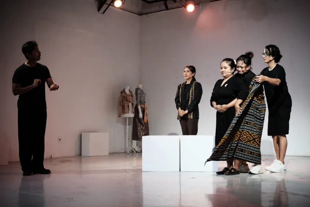 Bajuku Bajumu : Bhinneaka in Fashion. Pertunjukan Teater Doku