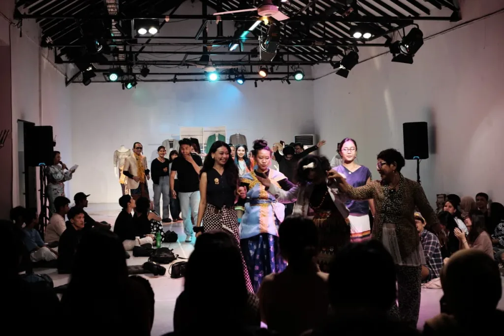 Doku Teater : Bajuku Bajumu - Bhinneka in Fashion oleh Very Handayani