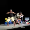 Jansen dan Danny, bergerak perlahan seolah mengkomunikasikan absurditas hidup yang mereka hadapi. (Dok. NaksNaks oleh Isna Nugraha)