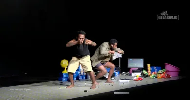 Jansen dan Danny, bergerak perlahan seolah mengkomunikasikan absurditas hidup yang mereka hadapi. (Dok. NaksNaks oleh Isna Nugraha)