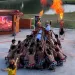 Formasi lingkaran khas Tari Kecak mengelilingi tokoh Ramayana di Amfiteater Panggung Budaya TMII.